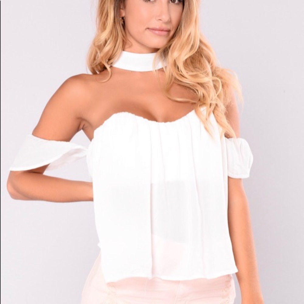 White fashion nova off the shoulder top✨💕